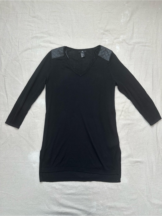 H&M Tops - H&M Black V-Neck 3/4 Sleeves Thin Sweater Top with Quilted Shoulder Panels S